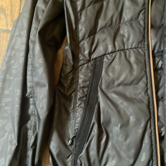 Lululemon rain jacket. Size tag has been removed but probably a 4 or 6. - Picture 3 of 5
